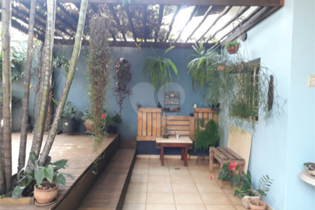 Sobrado com quintal amplo e arborizado a venda