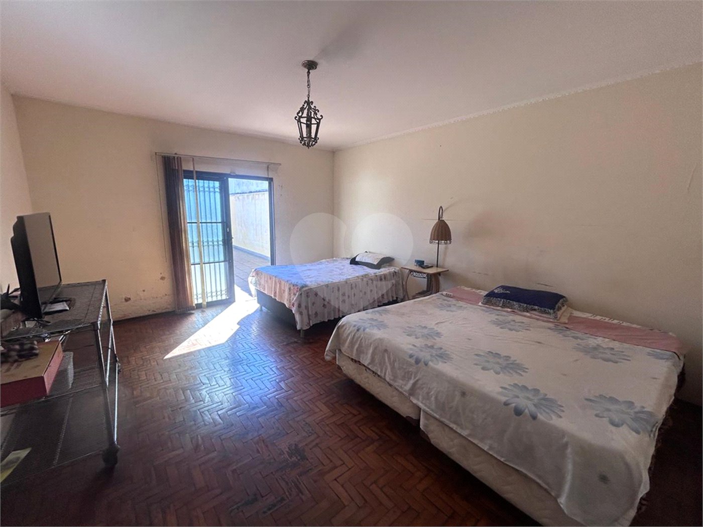 Casa espaçosa e confortável em um bairro tranquilo a venda.