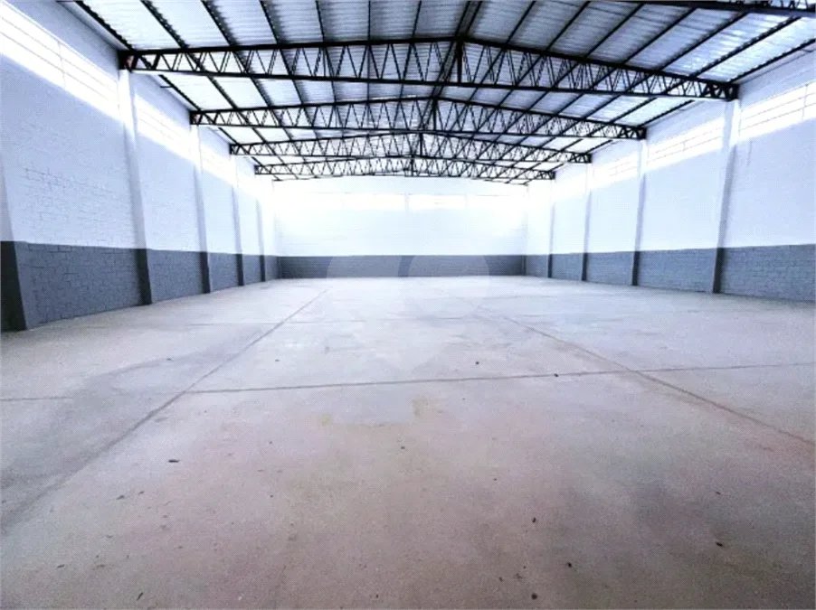 GALPÃO INDUSTRIAL NOVO – 800 M² - Em frente à Rodovia Kanela Forti