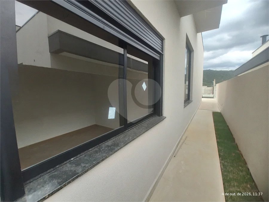 Casa exclusiva em Atibaia de alto padrão com 3 suítes, piscina, espaço gourmet, condomínio fechado, aceita financiamento