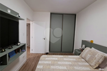 Amplo apartamento à venda totalmente reformado, sala ampliada, quarto, escritório, cozinha integrada e banheiro com box e banheira.