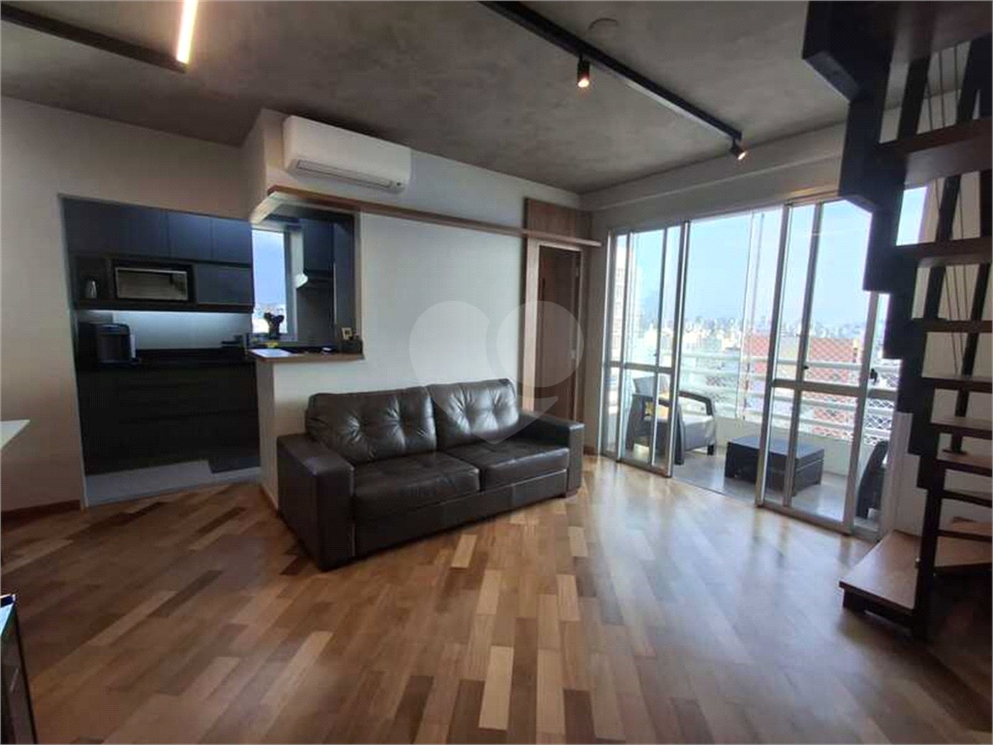 Apartamento totalmente decorado em Moema com 70 m2 , 2 quartos, 2 suítes e 2 vagas, ambientes com ar condicionado.