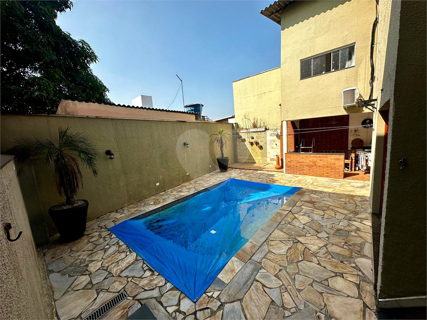 Casa com Piscina e Churrasqueira | 2 Suítes | Edícula | 3 Vagas | 275m²