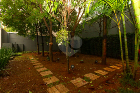 Apartamento com 02 dormitórios, sendo 1 suíte com 02 vagas de garagem