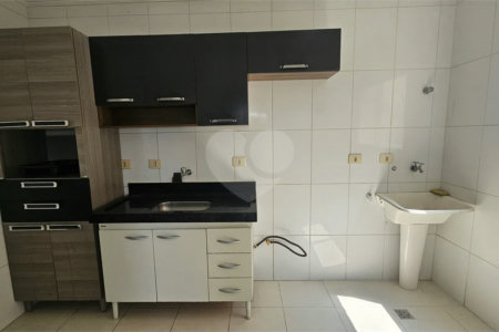 Apartamento Locação Condomínio Anguri com 02 dormitórios com Ar e Sacada