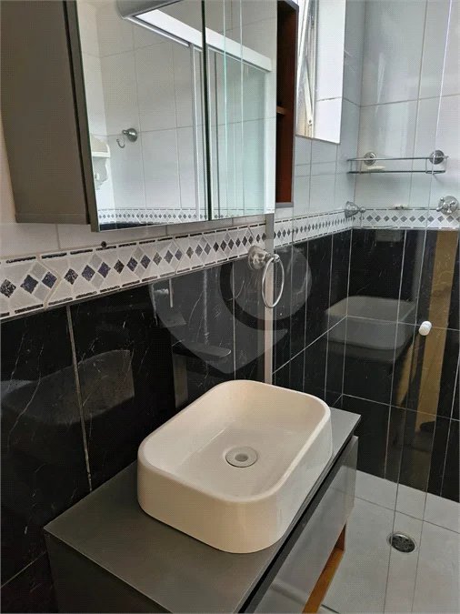 Apartamento com 2 Dormitórios , amplo com 77 metros e com vaga de garagem fixa