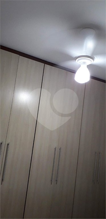 Casa térrea com 3 dormitórios, sendo 1 suíte.