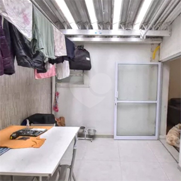 Apartamento á venda de 108m2 no Cond. Edifício Silvia a 350 metros da estação do metro Ana Rosa (linha azul e verde).