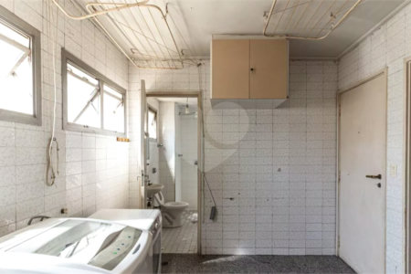 Este elegante apartamento em Higienópolis oferece 224m² de área muito bem distribuída, perfeito para quem valoriza conforto