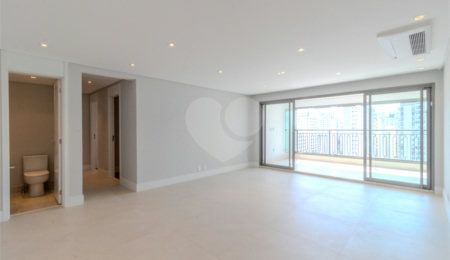 Apartamento à venda com 3 suítes em Moema, São Paulo, SP