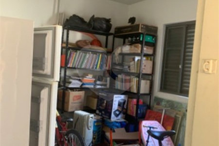 Casa térrea com 3 dormitórios, sendo 1 suíte .