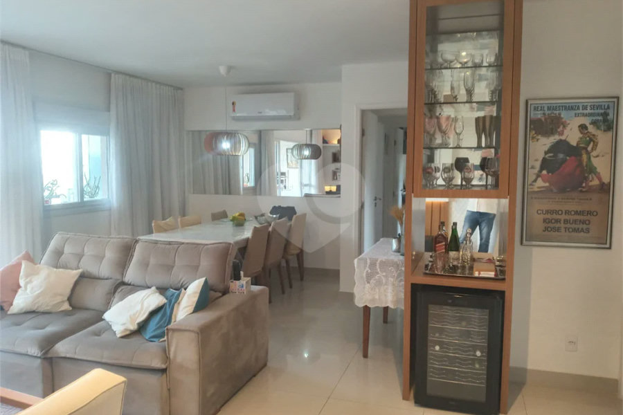 Apartamento 3 dormitórios, região do Campo Belo. Condomínio com laser completo.