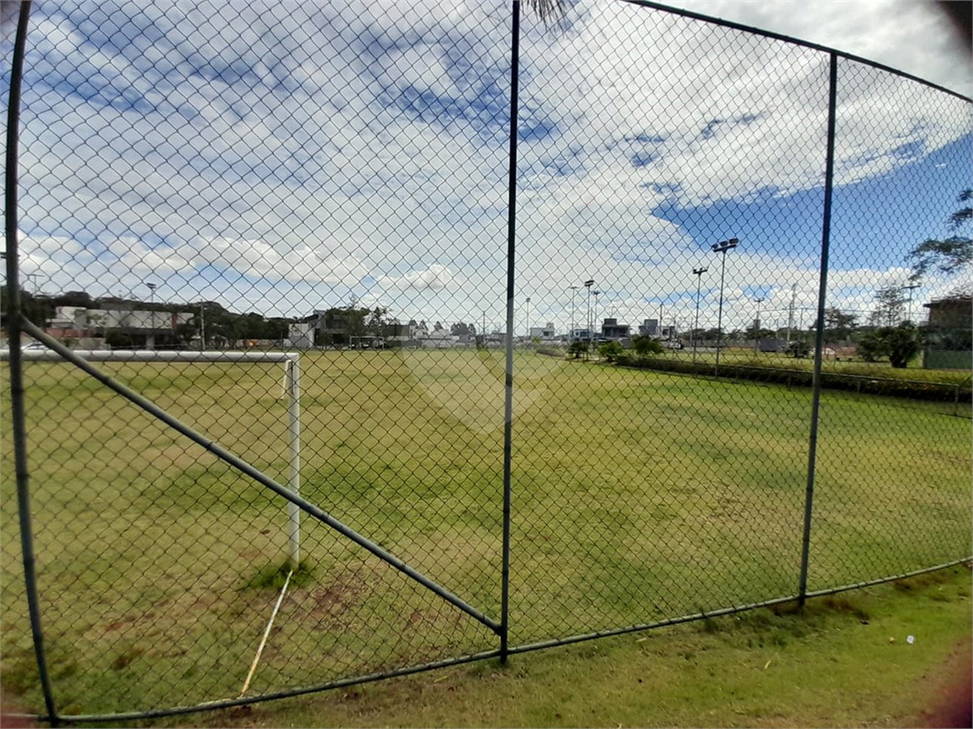 Belíssima Casa à Venda no Condomínio Damha IV