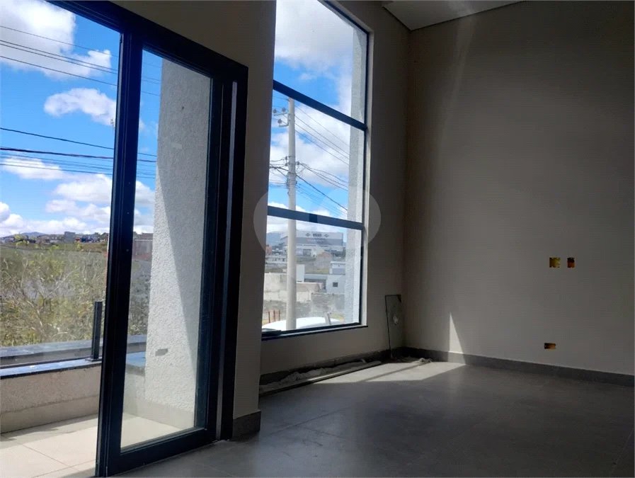 Casa em Atibaia com 3 dormitórios (1 suíte), sala 2 ambientes, piscina, 2 vagas de garagem, aceita financiamento