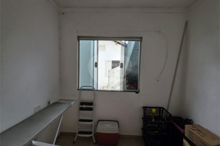 Casa térrea à venda no Douradinho com 2 quartos e edícula com mais dois quartos e 2 banheiros.