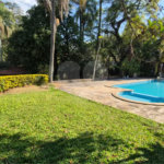 Casa com Piscina, Sauna e Edícula em Rua Arborizada no Tremembé