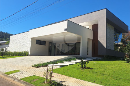 Casa a venda com 04 suítes área gourmet e 6 vagas para autos em condominio fechado Atibaia