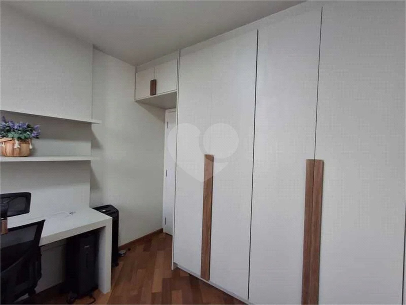 Apartamento totalmente decorado em Moema com 70 m2 , 2 quartos, 2 suítes e 2 vagas, ambientes com ar condicionado.