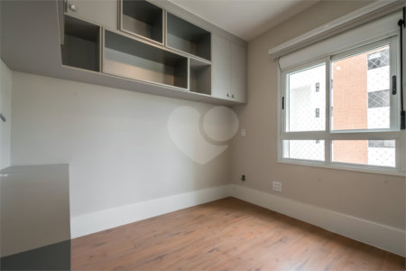 Cobertura de 240m² à venda em Moema - 04 Dorm sendo 02 suítes e 04 vagas.
