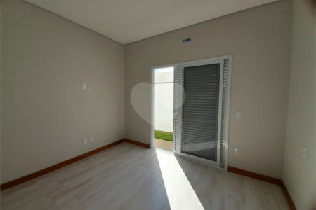 Belíssima Casa à Venda no Condomínio Damha IV