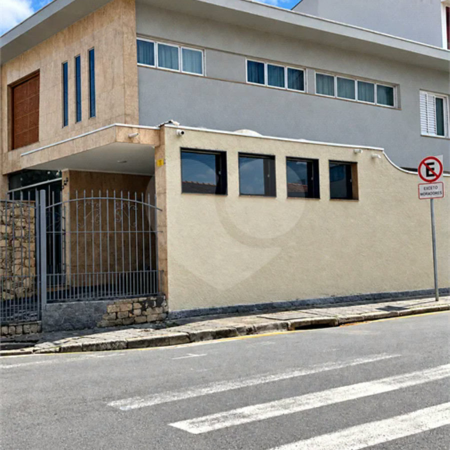 Sobrado de 250 m² em São Bernardo do Campo, com 3 dormitórios, suíte, escritório, quintal, edícula e 2 vagas, em excelente localização.