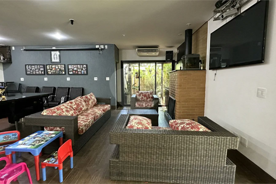 Casa em Condomínio Fechado com 4 suítes e área de lazer completa.
