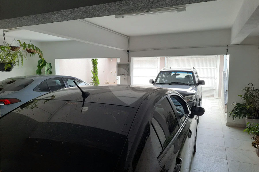 casa térrea na Vila Romana, 07 vagas de garagem, 4 quartos,, sendo 1 suíte amplo quintal.