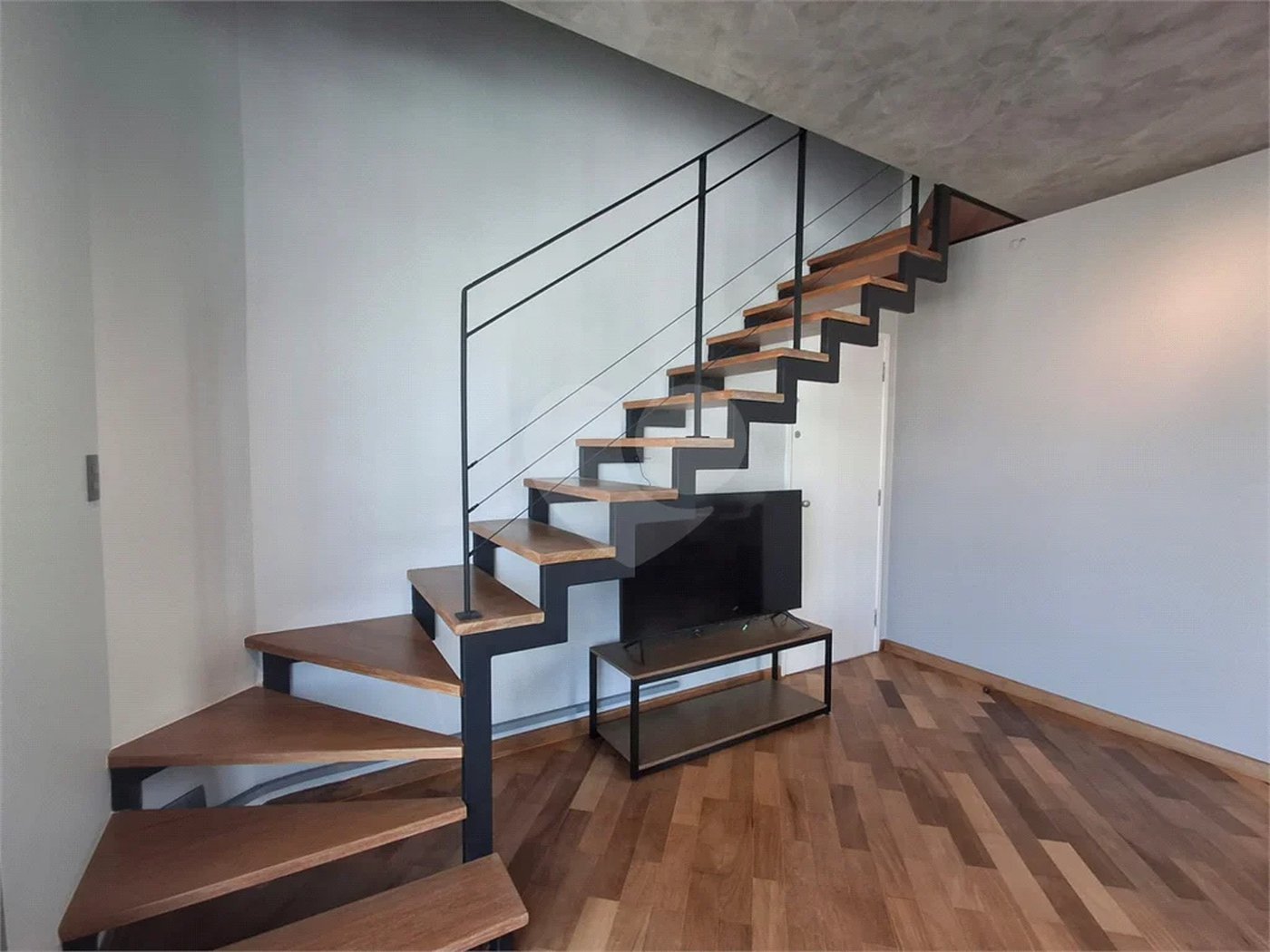 Apartamento totalmente decorado em Moema com 70 m2 , 2 quartos, 2 suítes e 2 vagas, ambientes com ar condicionado.