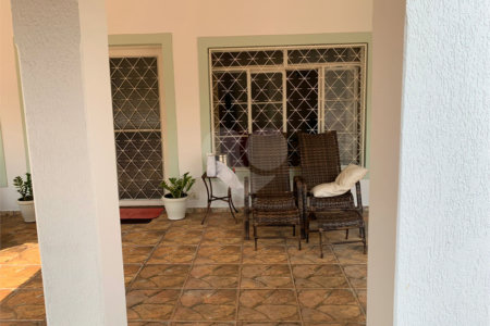 Casa térrea com 3 suítes.