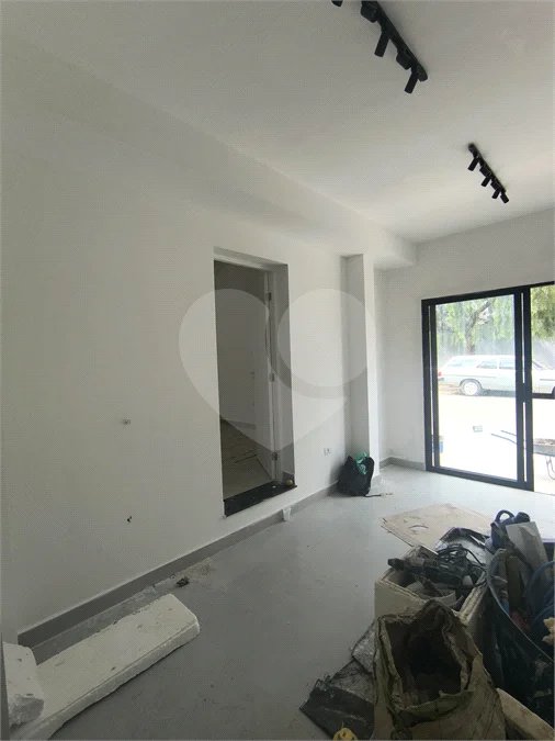 O imóvel possui 20 m² de área útil e 35 m² de área total, sendo uma ótima opção para instalação de escritório, consultório ou atividade comercial.