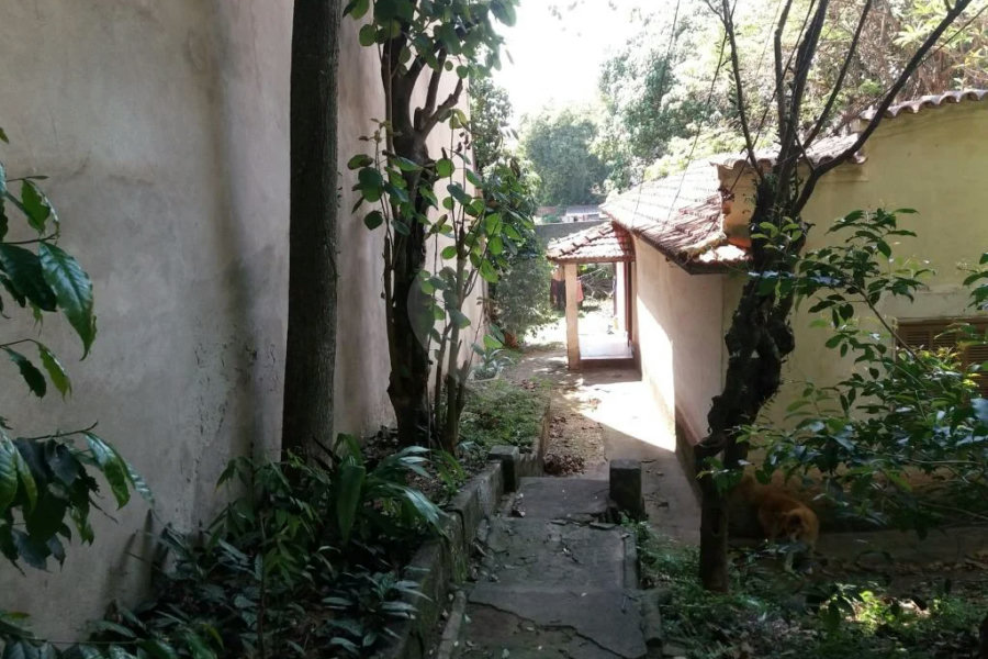 Casa térrea à venda em local tranquilo e arborizado