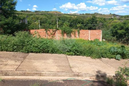Terreno com 305,82 m² .