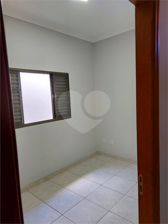 Casa Térrea com 2 dormitórios, sendo 1 suíte.