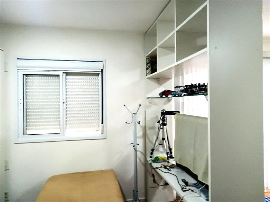 Apartamento à venda com 38m² e 1 dormitório, localizado no bairro Jardim Flor da Montanha.