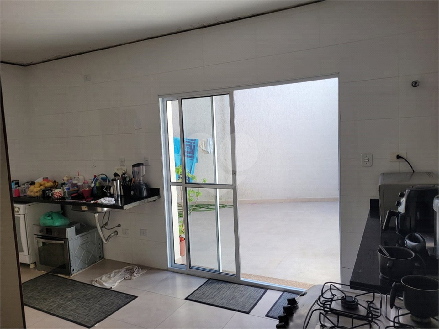 Sobrado com 14 metros de frente , na Região do Jardim Guapira , próximo ao Clube Guapira com 5 dormitórios, sendo 3 suíte com armários embutidos ,banheiro social, Sala para 2 ambientes, escritório com banheiro .cozinha ampla com armários, área de serviço ,dispensa, quintal com banheiro externo c