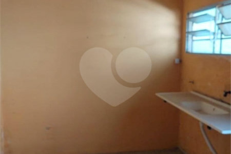 Casa térrea com 2 dormitórios, sendo 1 suíte.
