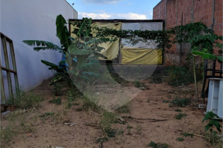 Terreno plano de 150,00 m² de área .