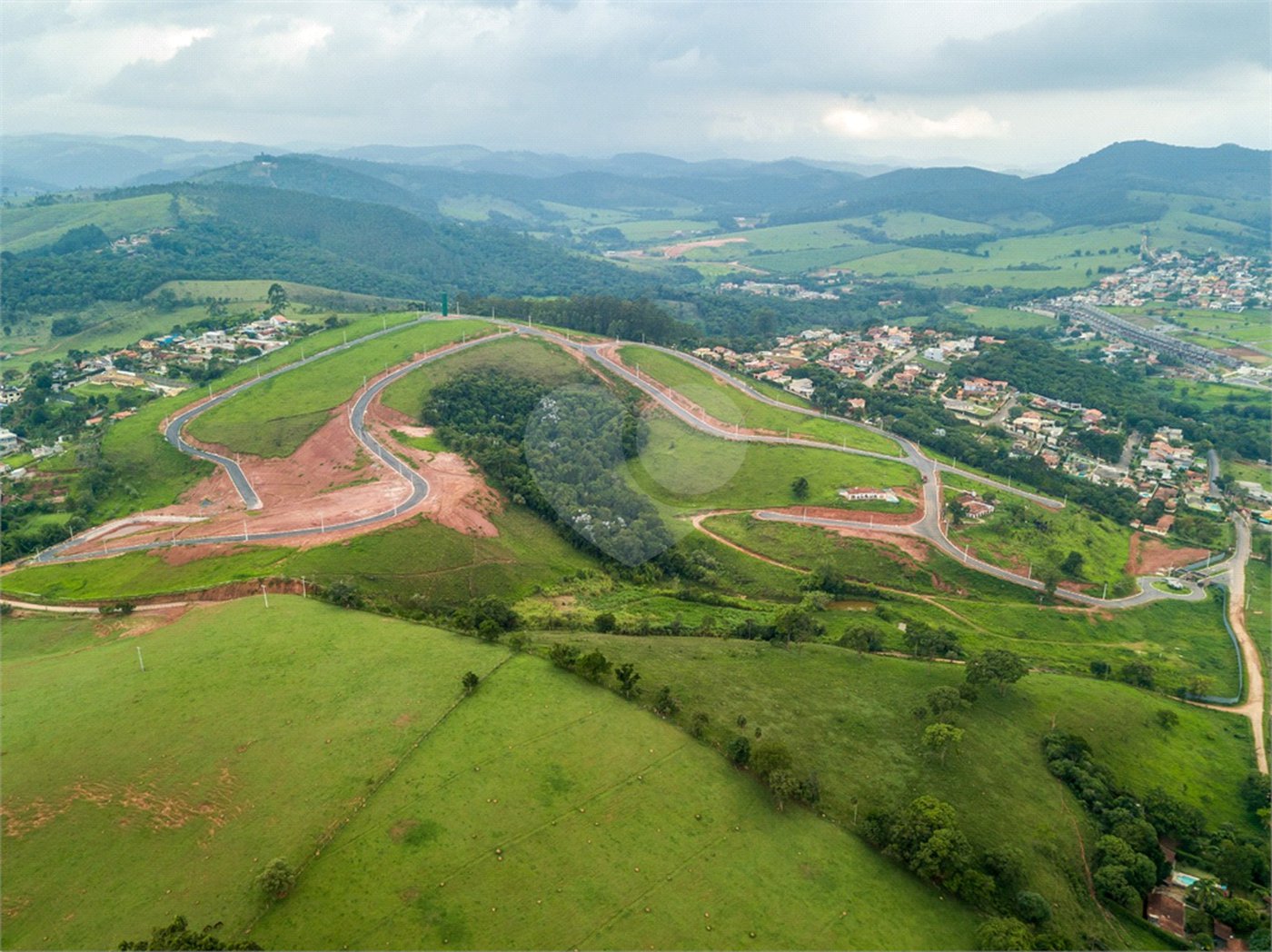 Terrenos a partir 300 metros em condomínio fechado e pronto para construir, aceita financiamento