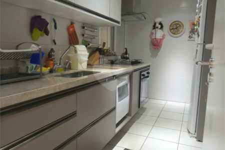 Apartamento 3 dormitórios, região do Campo Belo. Condomínio com laser completo.