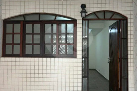 São Paulo - Capital - Bairro Santa Cruz - R4 495.000,00 - Aceita permuta por imóvel na cidade de Indaiatuba- Sp - Sobrado em rua residencial sem saída e com praça particular. O imóvel possui 2 quartos — 1 suíte com dois ambientes e acesso a hall externo. Sala ampla, cozinha com dois ambientes
