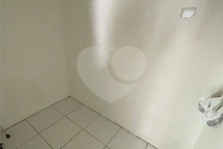 Casa térrea e salão comercial a venda no Jardim Bandeirantes.
