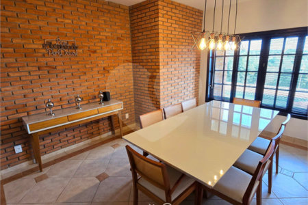 Indaiatuba- Vale das Laranjeiras - Vista dos fundos para o lago - Casa assobradada - 3 pisos, 4 quartos, 2 suítes, uma com hidro ,escritório, sala 3 ambientes, lareira, lavabo,cozinha ampla, despensa, lavanderia, churrasqueira, forno pizza, 6 wcs, piscina, jardim despensa, garagem, segurança