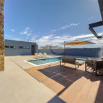 Indaiatuba - Quintas da Terracota - 1252 m² de terreno - casa térrea com 514 m² de área construída -3 vagas de garagem cobertas e 3 descobertas Lavabo - Sala de estar e jantar amplas e integradas - Escritório privativo - Cozinha toda equipada com geladeira, forno, micro-ondas, lava-louças,