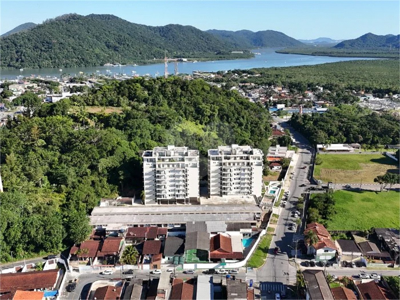Apartamento à venda com 2 quartos, sendo 1 suíte,  no Centro, Bertioga, SP