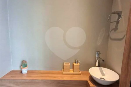 Apartamento totalmente decorado em Moema com 70 m2 , 2 quartos, 2 suítes e 2 vagas, ambientes com ar condicionado.