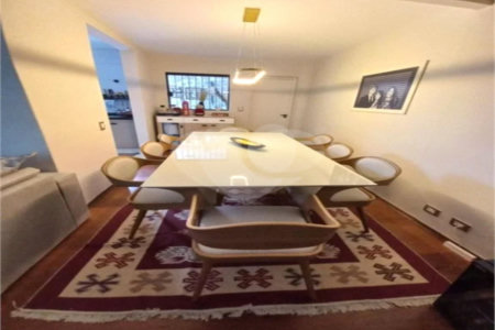 Casa de 85m2 com 3 dormitórios e 2 vagas de garagem localizado no Bosque da Saúde