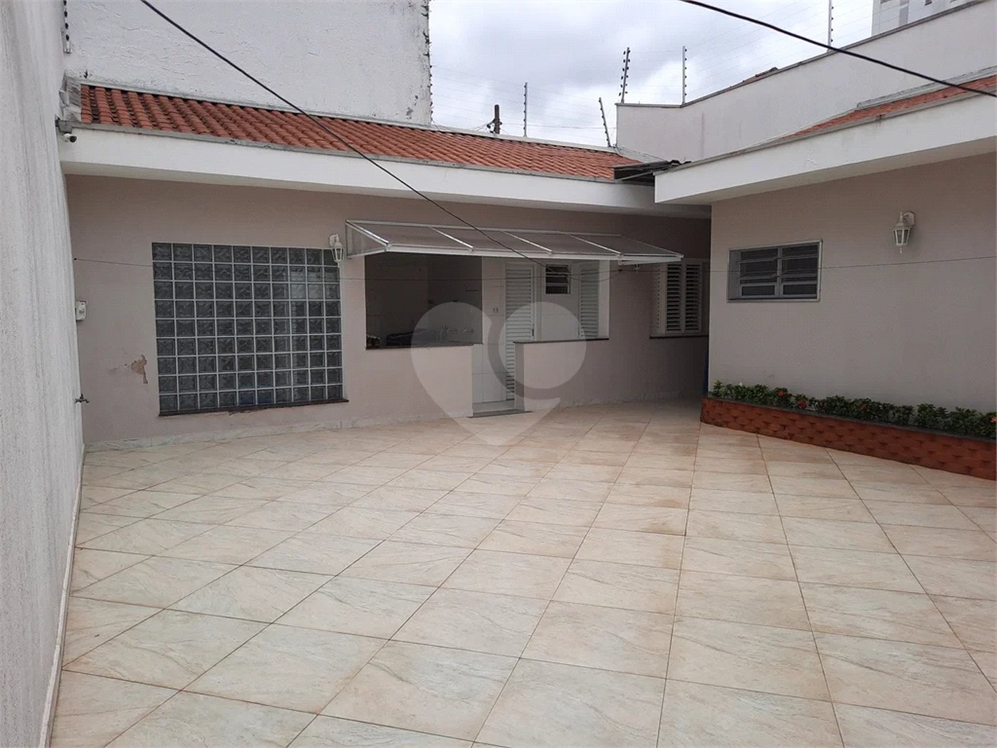 casa térrea na Vila Romana, 07 vagas de garagem, 4 quartos,, sendo 1 suíte amplo quintal.