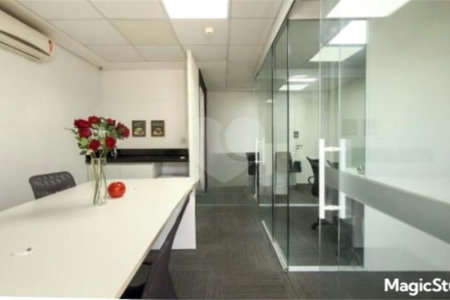 Sala comercial com 35m², 1 vaga, 1 banheiro, à venda na Barra Funda.