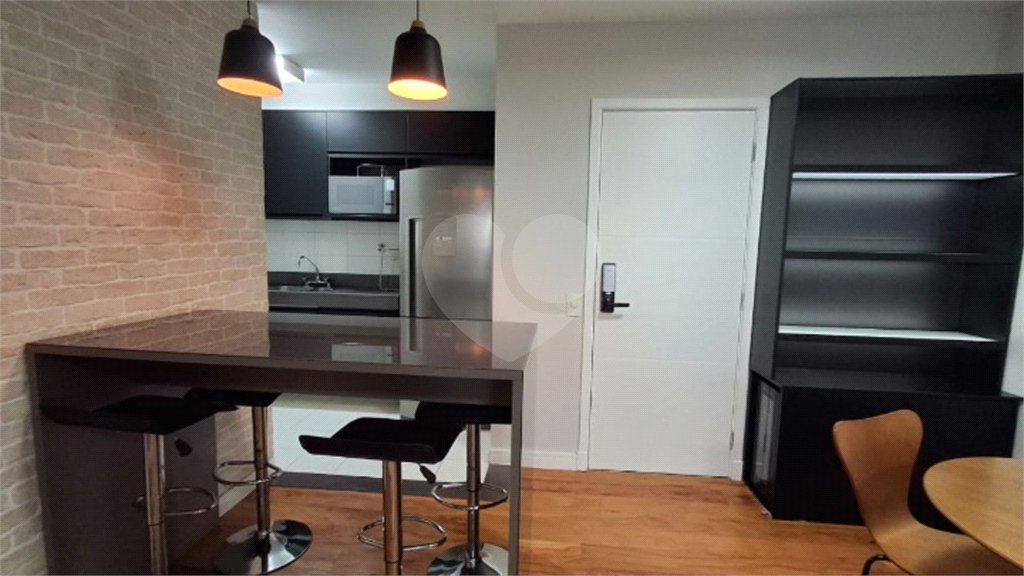 Apartamento com dois dormitórios sendo um climatizado, com duas vagas de garagem.