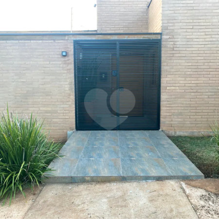 Casa Térrea com Acabamento em Tijolo Aparente e Quintal Amplo - Próximo ao Shopping Iguatemi